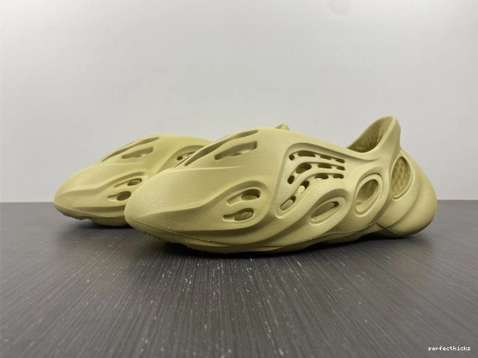 Sulfur RNNR Foam Adidas Yeezy GV6775 0813
